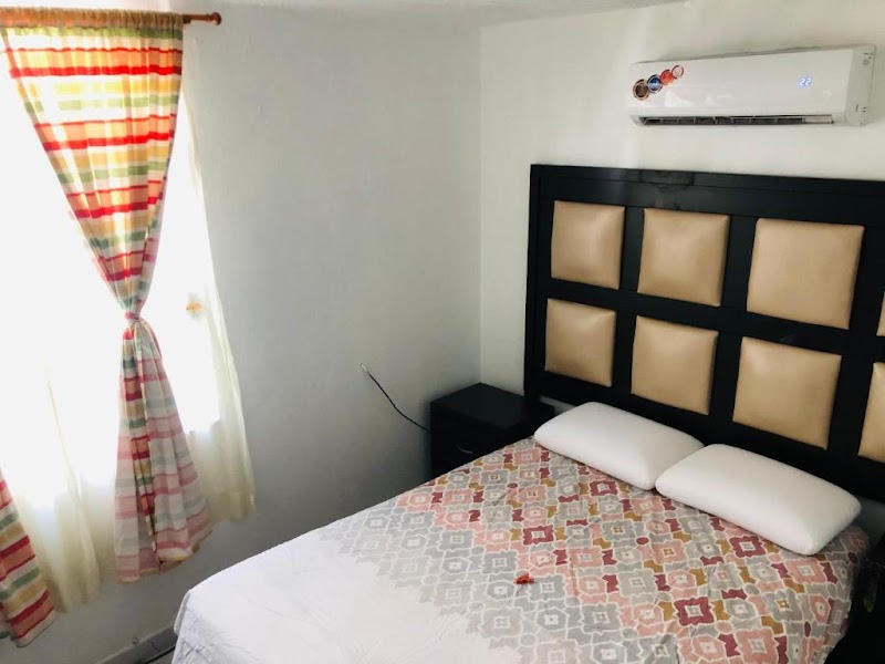 La Casita Amarilla Lázaro Cárdenas - Imagen 1